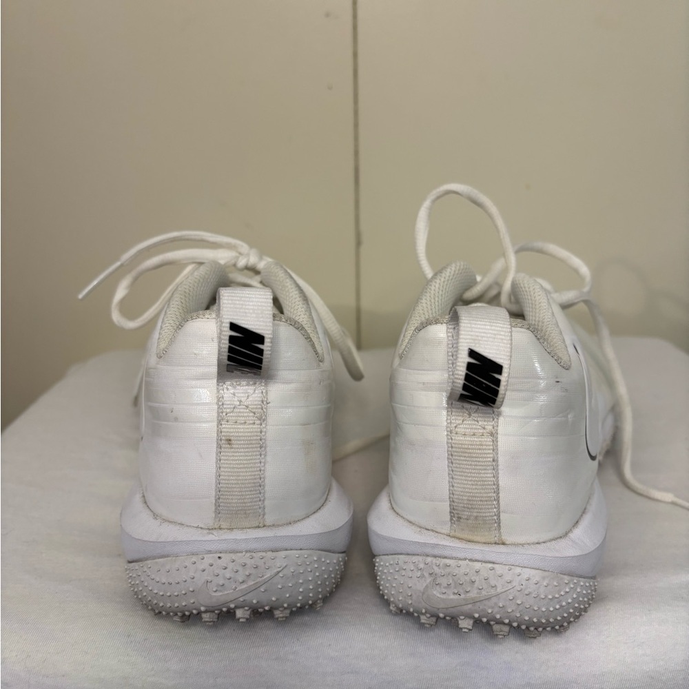 Nike Women’s Vapor Varsity Low Turf White Golf Shoes - Picture 3 of 6